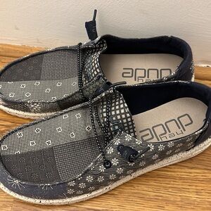 Hey Dude blue jean flower